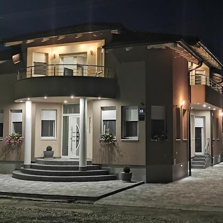 Apartman Bozur **** Satnica Dakovacka Екстер'єр фото