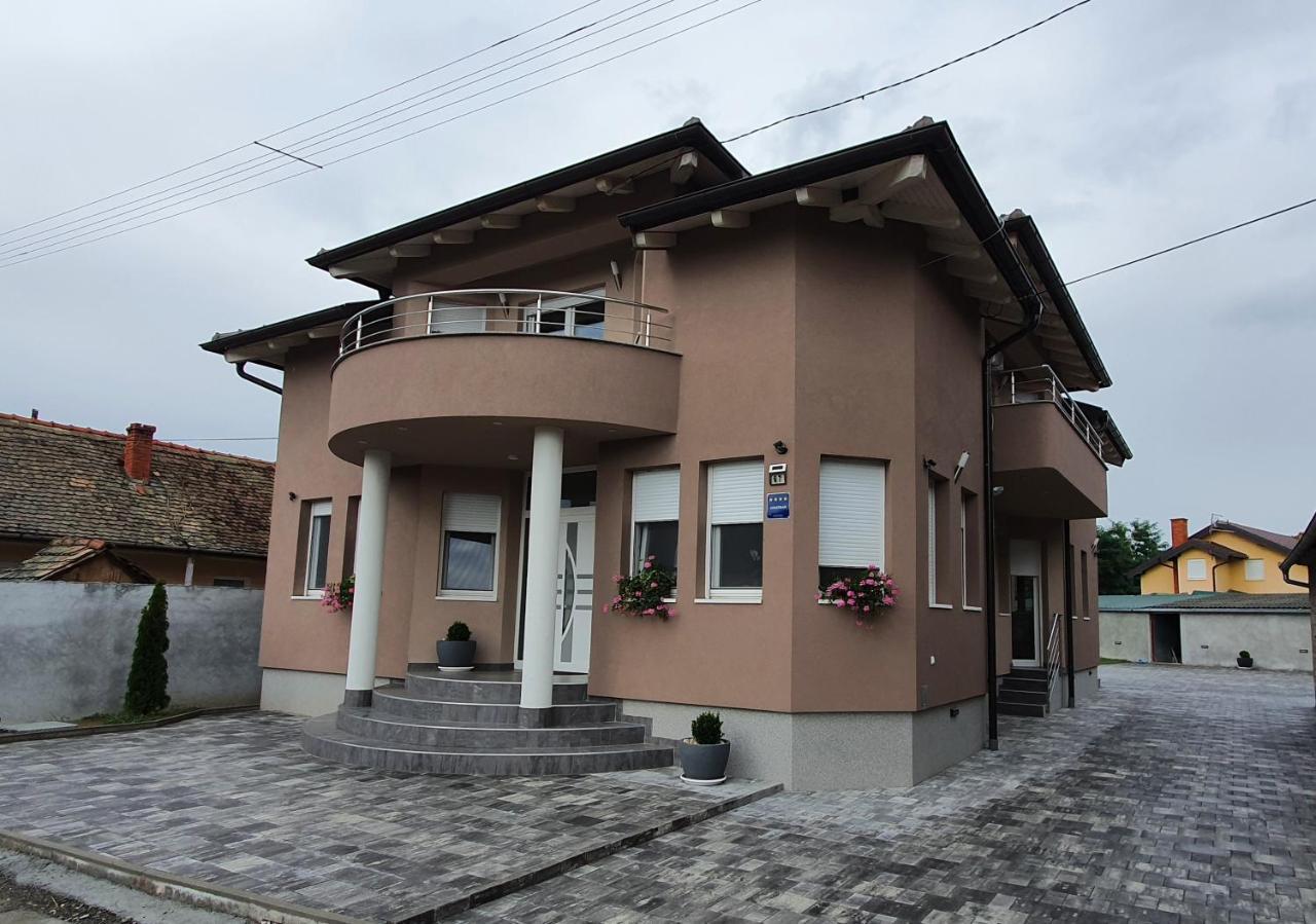 Apartman Bozur **** Satnica Dakovacka Екстер'єр фото